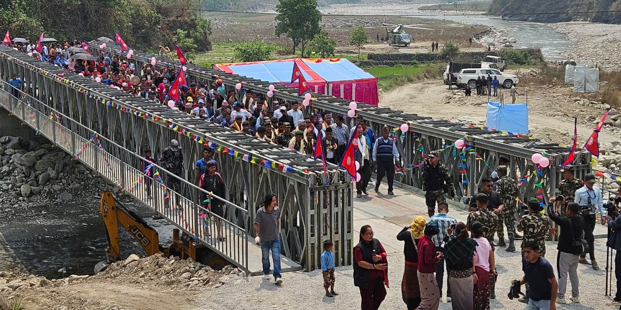 सञ्चालनमा आयो सुनकोशीको बेलिब्रिज, मन्त्री दाहालले गरे जडानमा खटिने जनशक्तिलाई सम्मान