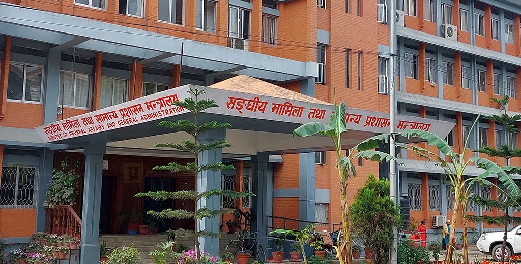 स्थानीय तहका १६ हाकिमलाई हाजिर हुन सामान्य प्रशासन मन्त्रालयको तीन दिने अल्टिमेटम