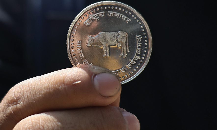 महाराजगञ्जमा भेटिएको १५ केजी चाँदी प्रहरीलाई बुझाइयो