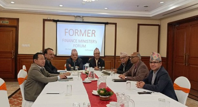 अर्थमन्त्री खनाल र पूर्व अर्थमन्त्री फोरमबीच छलफल : अर्थतन्त्र स्थिरतामा सहकार्यको आह्वान