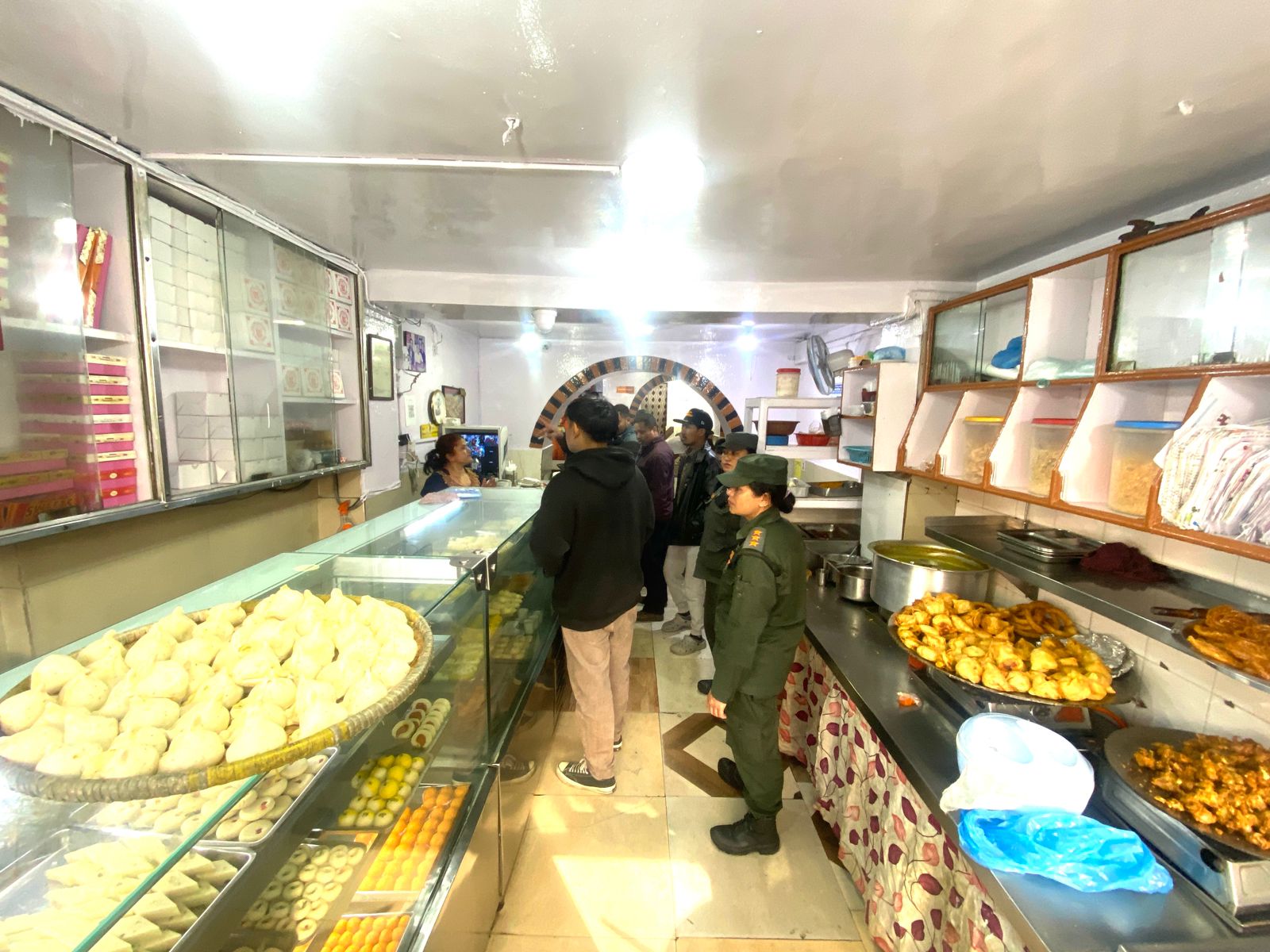 पद्मकन्या कलेजको क्यान्टिनमा महानगरको छापा, म्याद गुज्रिएको खाद्य र अव्यवस्थित भण्डारण भेटियो