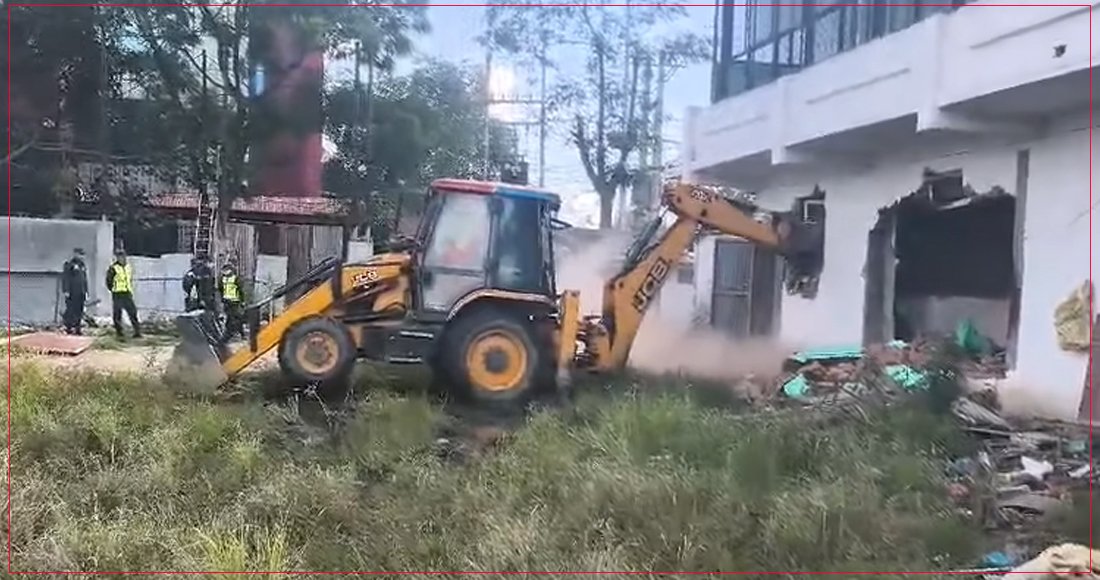 सानो गौचरणमा महानगरको डोजर, जिल्ला खेलकुदको १७ सटरसहित घर भत्काइँदै