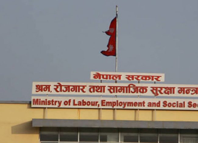 श्रम मन्त्रालयले सबैलाई भन्योः श्रम ऐनबमोजिम कर्मचारी राख्नू