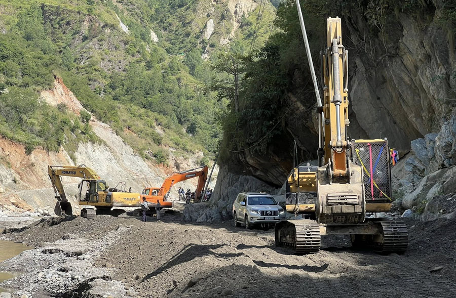 बीपी राजमार्ग फेरि अवरुद्ध, यात्रुलाई सास्ती