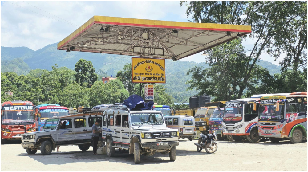 पेट्रोल पम्पमा अर्बको कारोबार, निजी र सुरक्षा निकायको दबदबा