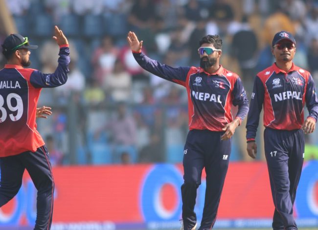 यूएईविरुद्ध टस जितेर ऐरीले रोजे ब्याटिङ, यस्तो छ प्लेइङ ११