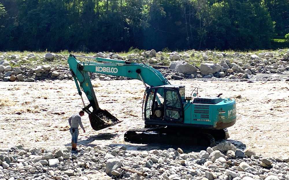 बाढीले बगाएर एक कर्मचारीको मृत्यु, विपी राजमार्ग खुलाउने प्रयास