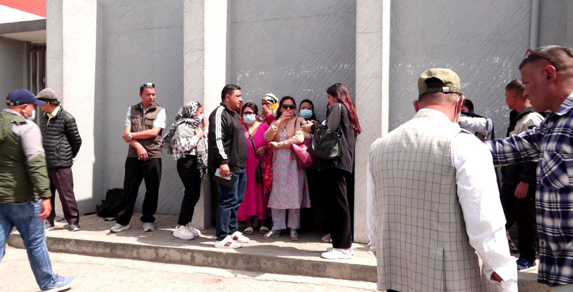 मिटरब्याज पीडकलाई कारबाहीको माग गर्दै पीडितको प्रदर्शन