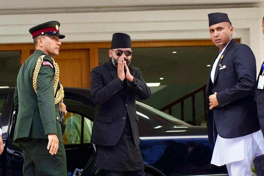 तत्कालका लागि प्रधानमन्त्रीले गृह मन्त्रालय आफैसँग राख्ने