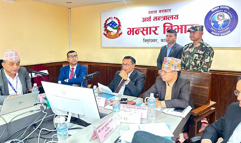 भन्सार विभाग पुगेका अर्थमन्त्रीले भने – इमानदार भएर लक्ष्य प्राप्तिमा लाग्नुहोस्