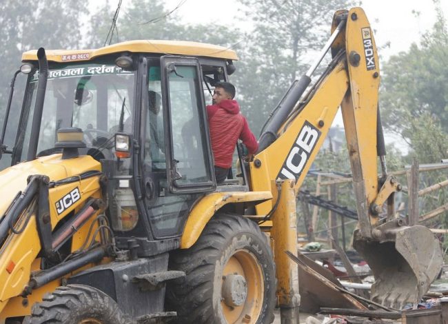 मनोहरा सुकुमबासी बस्तीमा चल्याे डाेजर