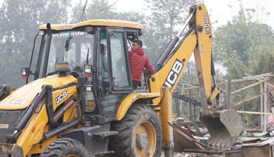 मनोहरा सुकुमबासी बस्तीमा चल्याे डाेजर
