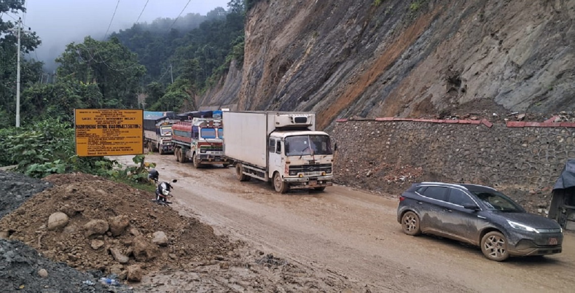 काठमाण्डौबाट जाँदै गरको गाडी तनहुँमा दुर्घटना, ९ जना घाइते