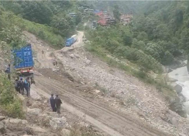 अरनिको र बेनी-जोमसोम सडक पहिरोले अवरुद्ध