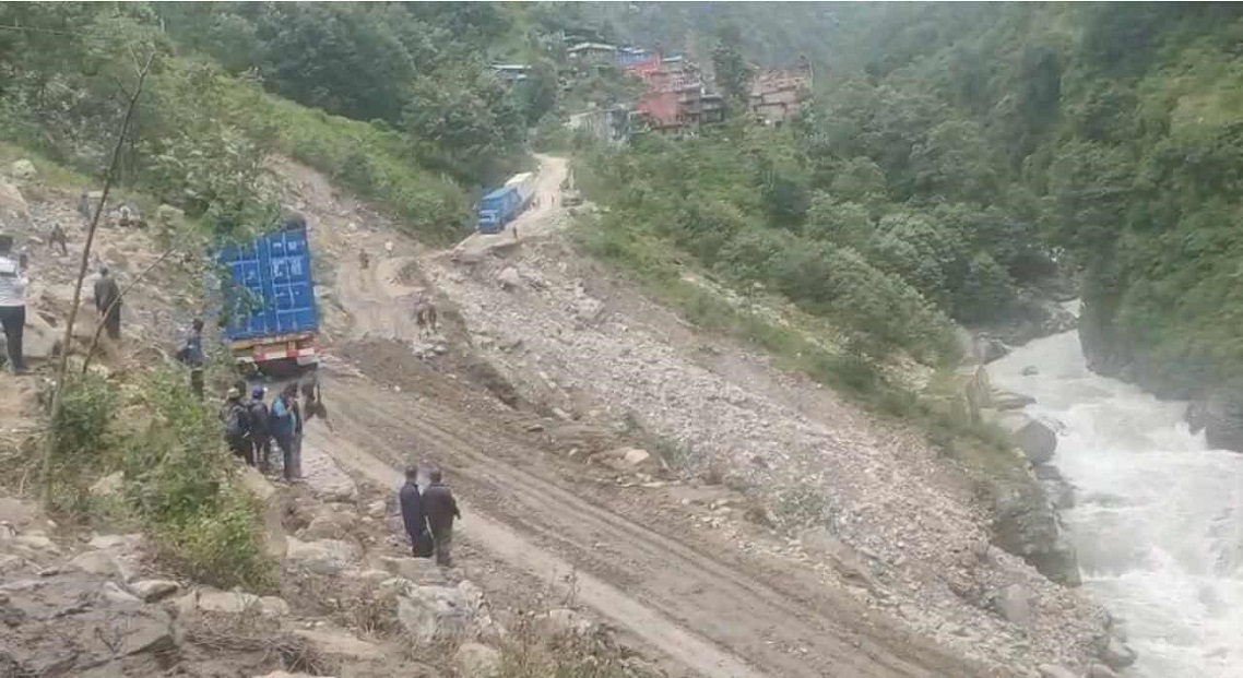 अरनिको र बेनी-जोमसोम सडक पहिरोले अवरुद्ध