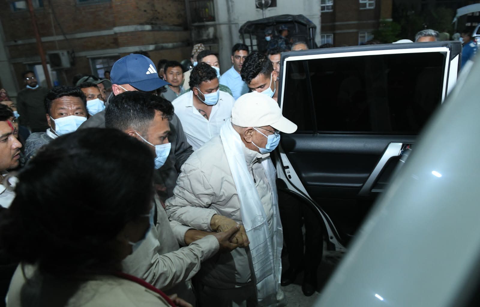 अस्पतालबाट ‘डिस्चार्ज’ भएर फर्किए एमाले अध्यक्ष ओली घर