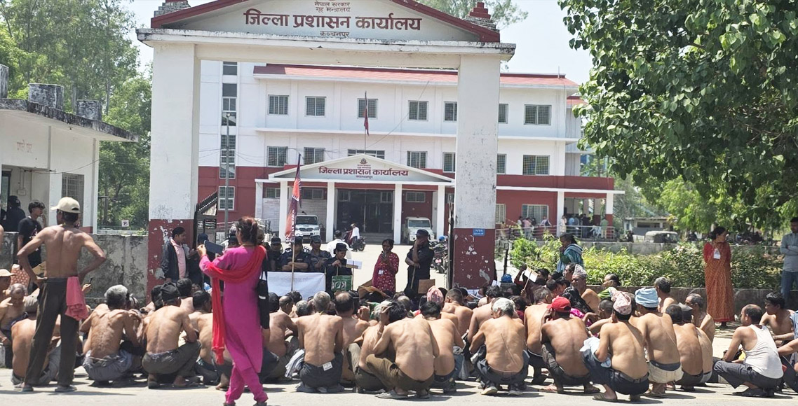 जग्गा माग गर्दै निकुञ्जपीडितद्वारा अर्धनग्न प्रदर्शन