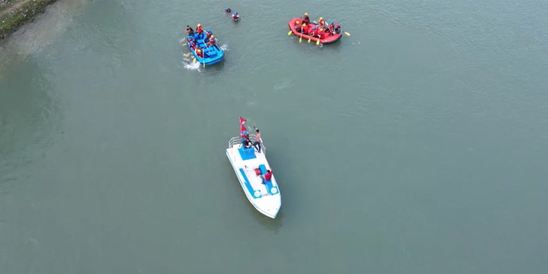 तामाकोशीमा जेटबोट र र्‍याफ्टिङ