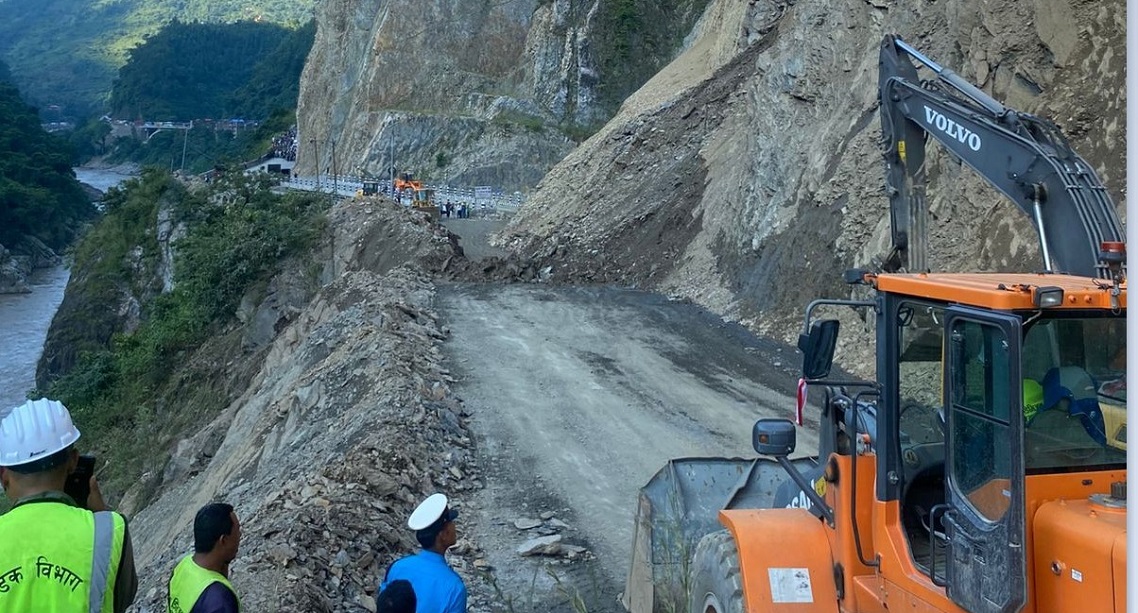 पहिरोका कारण मध्यपहाडी लोकमार्गमा अवरुद्ध