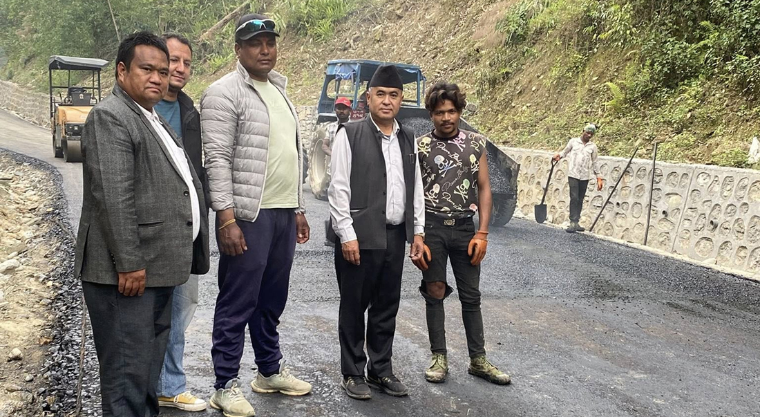 काठेखोला गाउँपालिकामा ‘ट्रयाक’ खुलेको २८ वर्षपछि सडक कालोपत्र