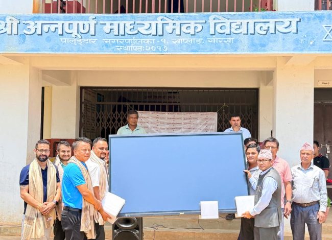 प्रभु बैंकद्वारा अन्नपूर्ण माध्यमिक विद्यालयलाई स्मार्ट बोर्ड हस्तान्तरण