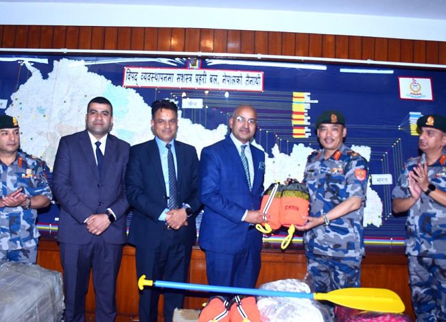 सशस्त्र प्रहरीलाई सन नेपाल लाइफको विपद् उद्धार सामग्री हस्तान्तरण