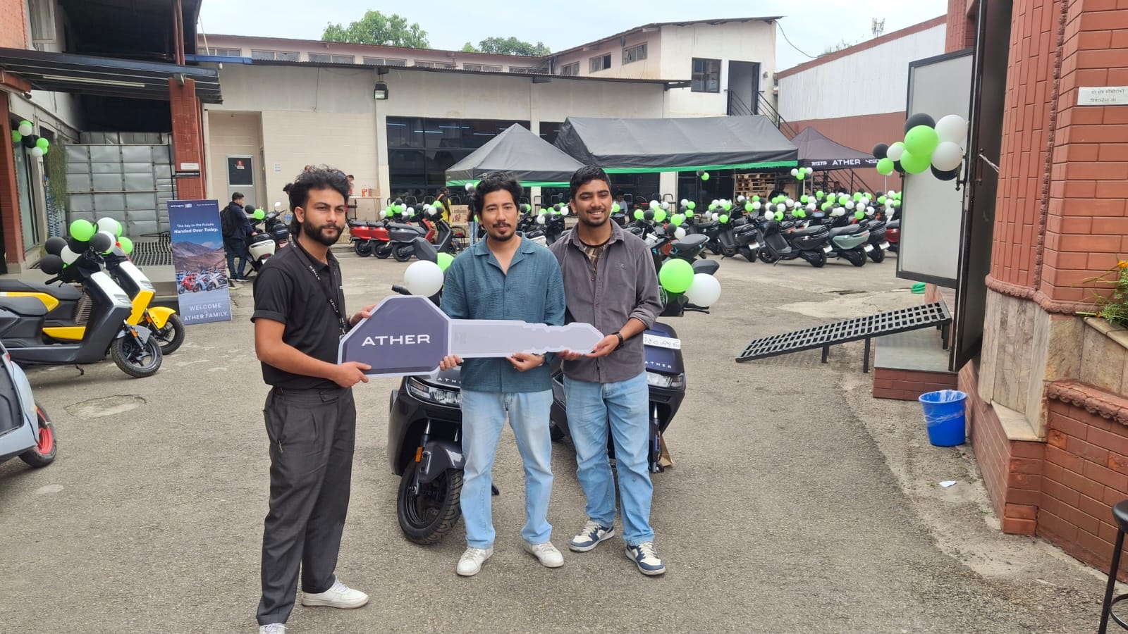 एथर नेपालको नयाँ रेकर्ड: एकै दिन २०८ वटा विद्युतीय स्कुटर हस्तान्तरण