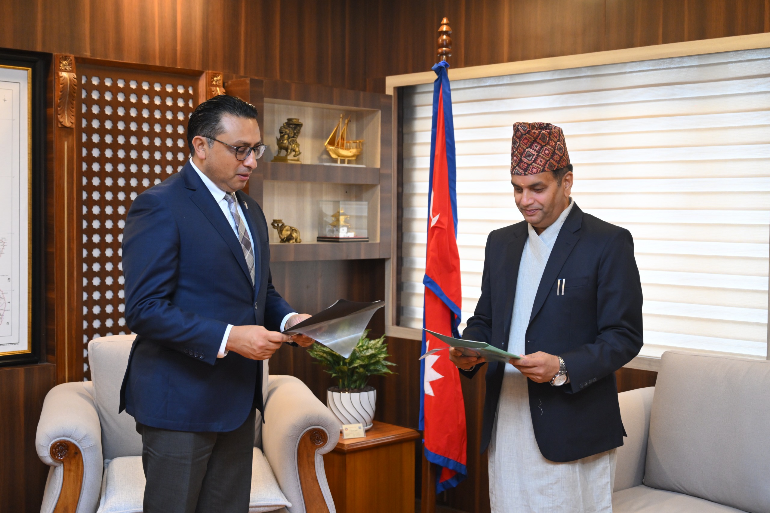 धितोपत्र बोर्डका नवनियुक्त अध्यक्ष भट्टले लिए शपथ, नतिजा देखिने गरी काम गर्न अर्थमन्त्रीको निर्देशन