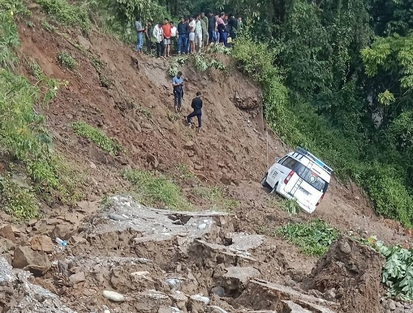 राजमार्ग भत्किएका छन्, बजेट छैन : सडक सञ्जालबाट अलग्गिने जोखिममा इलाम
