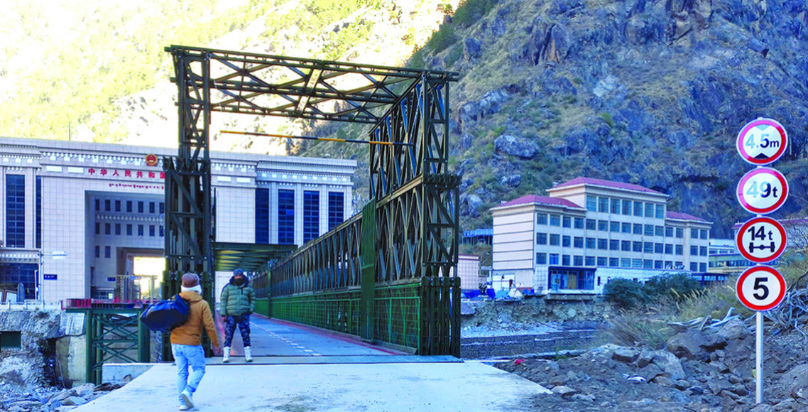 रसुवागढीमा मालवाहक सवारीसाधन आवतजावतमा रोक