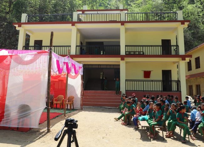 सिद्धार्थ बैंकद्वारा विद्यालयको भवन हस्तान्तरण