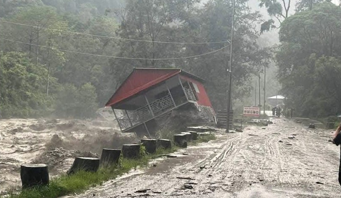 पहिरोले थुनिएको पानी एक्कासी खोलिँदा मोदी खोलामा आयो ठूलो बाढी, बगायो घर र रेष्टुरेन्ट