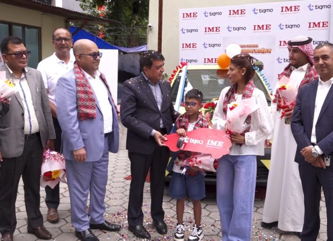 आईएमईद्वारा बीवाईडी एट्टो १ ईभी विजेतालाई पुरस्कार हस्तान्तरण
