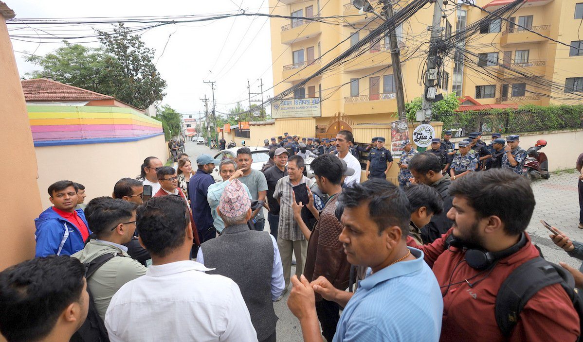 सेयर बजार निरन्तर ओरालो, धितोपत्र बोर्ड घेर्न पुगे लगानीकर्ता